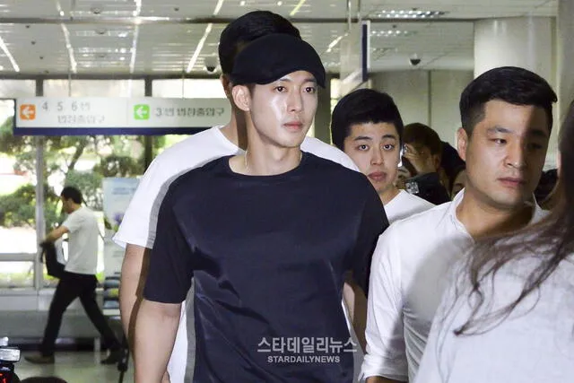 Kim Hyun Joong rumbo a la corte en 2016. Foto: StarDailynews
