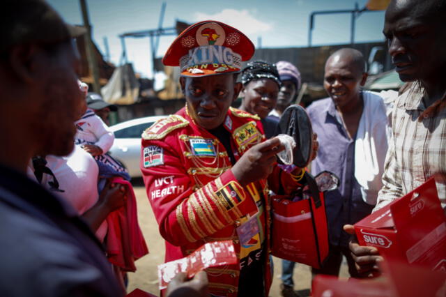El "rey de los condones de África" y su incansable lucha contra el VIH. Foto: EFE.