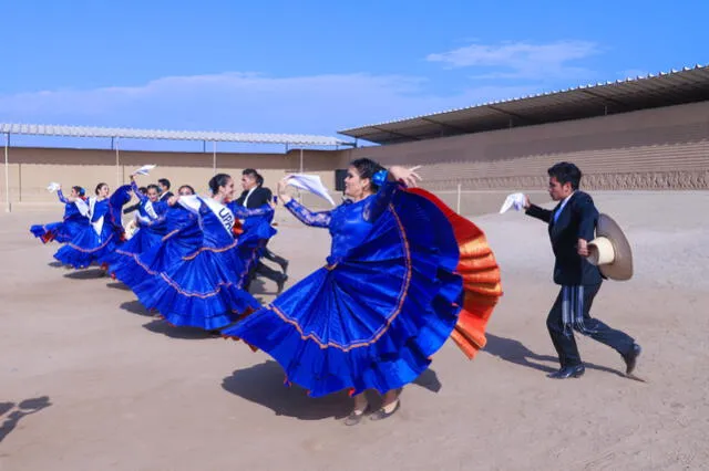 El grupo de danzas de la UPAO presente en el Palacio Tschusi, en el inicio del recorrido de la antorcha panamericana. El grupo de danzas de la UPAO presente en el Palacio Tschusi, en el inicio del recorrido de la antorcha panamericana.