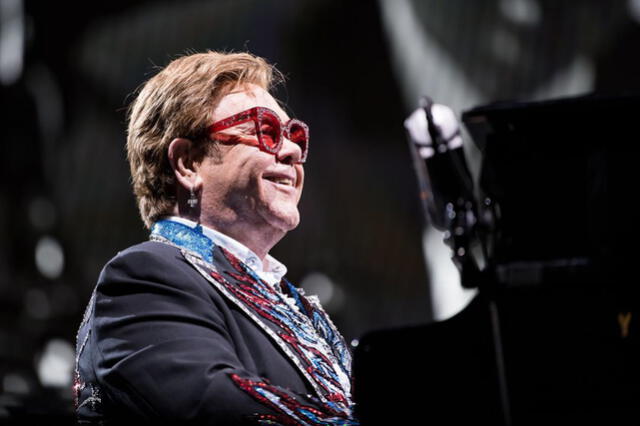 El cantautor Elton John lleva más de 30 años trabajando, de la mano de su fundación, para ayudar a personas con VIH en el mundo. (Foto: Instagram)