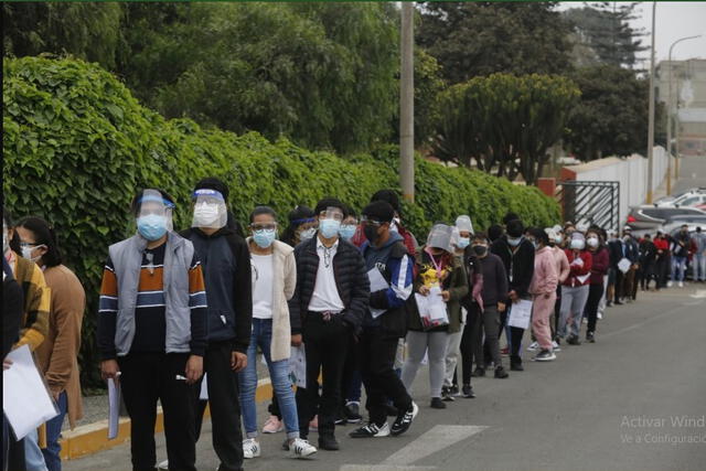 Los postulantes a San Marcos empezaron a realizar las filas para entrar desde tempranas horas. Foto: Carlos Contreras Merino - Grupo La República