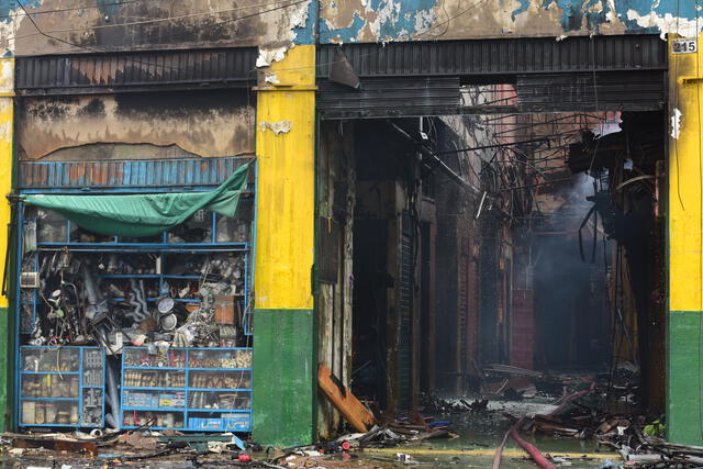 Más de 1.800 comerciantes lo perdieron todo por voraz incendio en galería