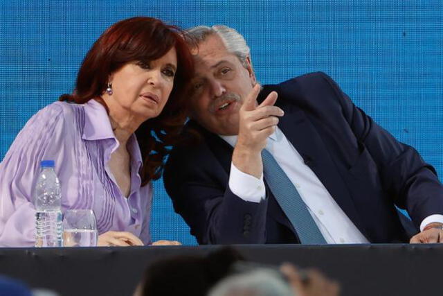 La vicepresidenta argentina, Cristina Kirchner y el presidente, Alberto Fernández, participan en el cierre de campaña del Frente de Todos. Foto: EFE