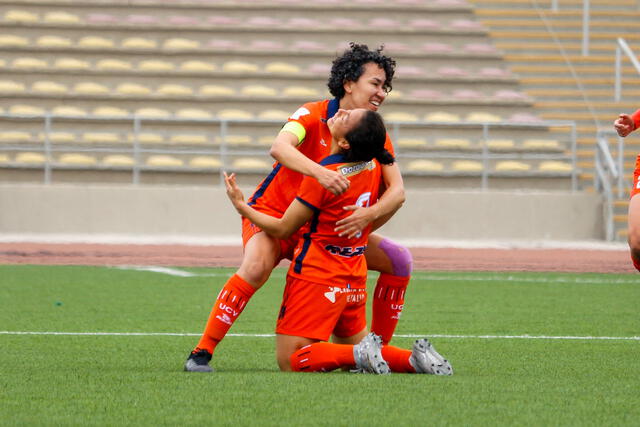 Dávila celebrando el gol convertido por Emily Flores. Foto: Liga Femenina FPF