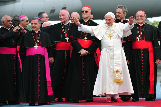 Benedicto XVI, el papa de los zapatos rojos: ¿qué significan y por qué Francisco no los usa?