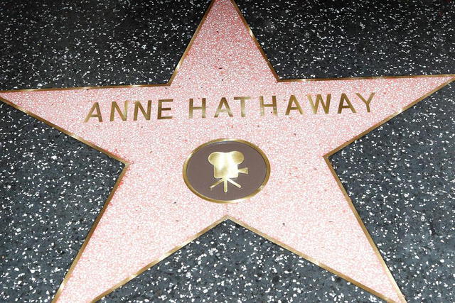 Anne Hathaway estrena su estrella en el Paseo de la Fama (FOTOS)