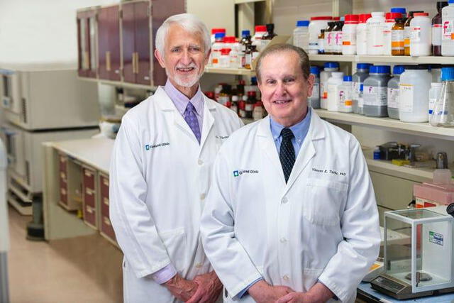 Dr. G. Thomas Budd (izquierda) y Vincent Tuohy. Foto: Shawn Green / Cleveland Clinic