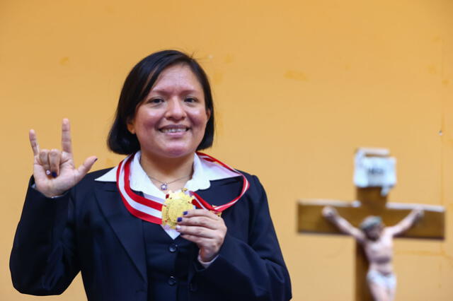 Karin Quijada Lovatón es un ejemplo para la comunidad con discapacidad auditiva y todo el Perú. Foto: Andina