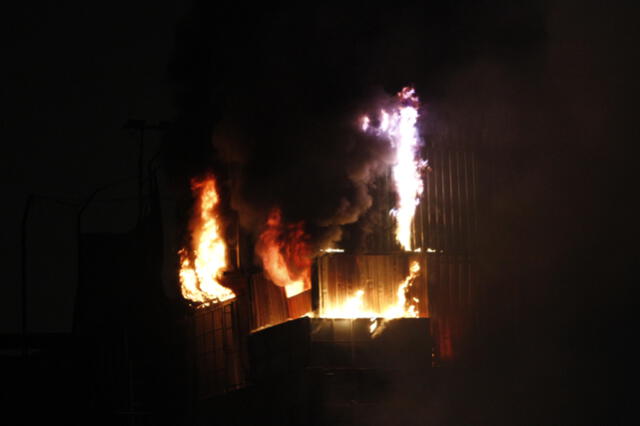 Fuego destruye edificio clausurado por municipalidad