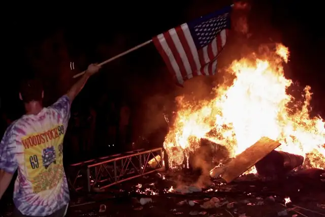 Netflix: "Fiasco total: Woodstock 99"