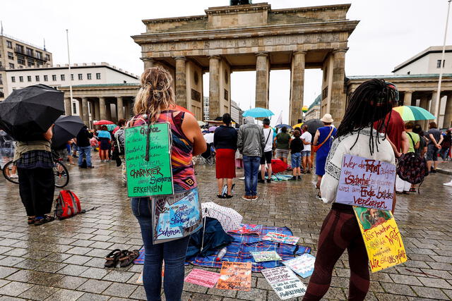 Sin mascarilla ni distanciamiento, miles protestan contra las restricciones por el coronavirus en Berlín