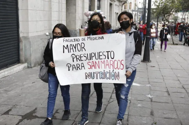 Trabajadores, estudiantes de la UNMSM marcharon para exigir mayor presupuesto. Foto: Marco Cotrina / La República