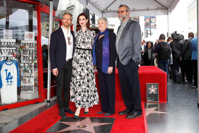 Anne Hathaway estrena su estrella en el Paseo de la Fama (FOTOS)