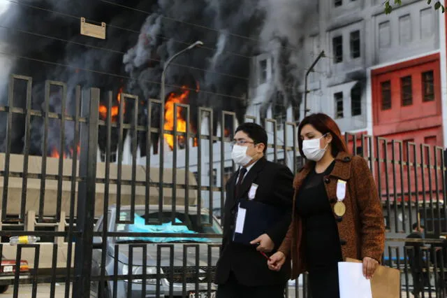 Fuego destruye edificio clausurado por municipalidad