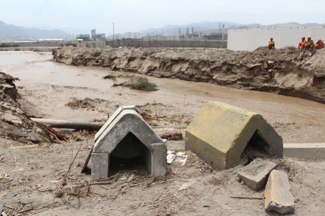 En Lima, el río Chilca se desborda y el Lurín amenaza