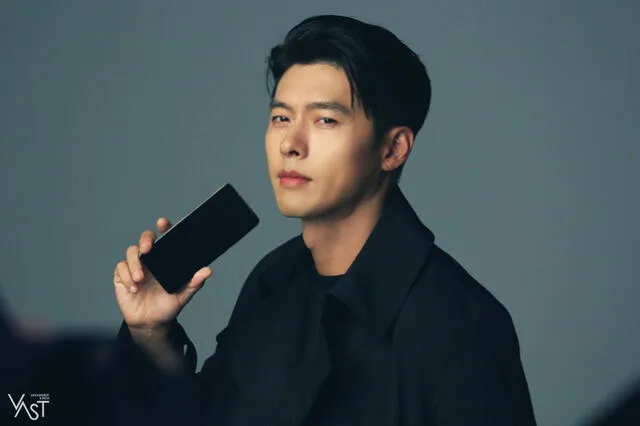 Fotografías de Hyun Bin de VAST Entertainment sobre . Créditos Naver.