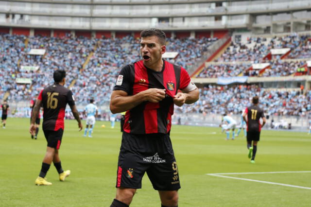 El capitán. En el exitoso presente de Melgar está Bernardo Cuesta. Su gol abrió ayer el camino de la victoria. En 2015, cuando el equipo consiguió su segunda estrella, Cuesta marcó el gol del triunfo. Foto: Antonio Melgarejo/ La República