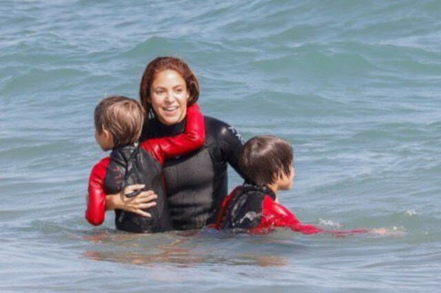 Shakira ignora la polémica con J Balvin y se va a la playa con sus hijos. Foto: Facebook.