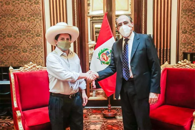 El Jefe de Estado, Pedro Castillo, se reunió con el embajador de España en el Perú, Alejandro Alvargonzález. Foto: Presidencia