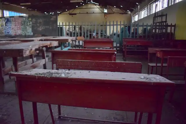 Arequipa: padres de familia acondicionan 19 aulas del colegio Luna Pizarro Arequipa: padres de familia acondicionan 19 aulas del colegio Luna Pizarro