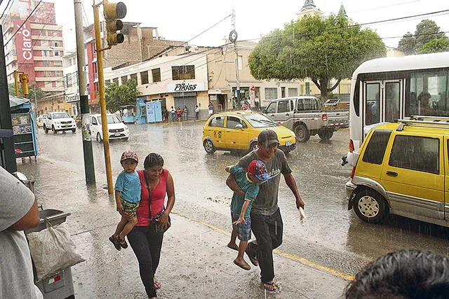 Piura: Fuertes lluvias con truenos y relámpagos deja calles inundadas y pueblos aislados