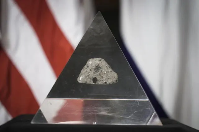 Un trozo de roca traída de la Luna engalanó la juramentación de Nelson en la Casa Blanca. Foto: AFP