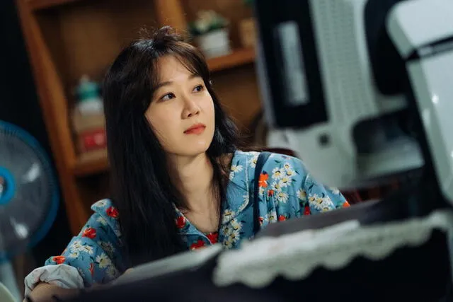 En "When the Camellia Blooms", Gong Hyo Jin interpreta a una madre soltera, que regenta un bar llamado Camelia.