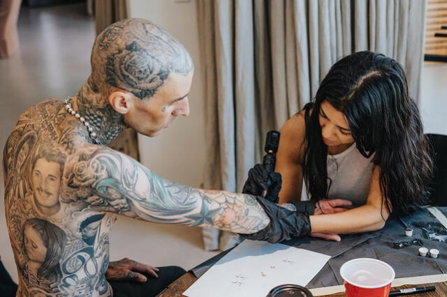 Kourtney se encargó de hacerle el tatuaje a Travis Barker. Foto: Instagram/Kourtney Kardashian