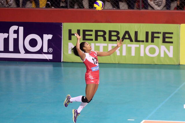 Ángela Leyva sobre las voleibolistas peruanas en el exterior