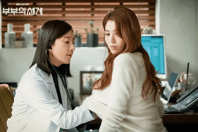 Ji Sun Woo (Kim Hee Ae) y  Yeo Da Kyung (Han So Hee) en una escena del The Married Life (jTBC, 2020).