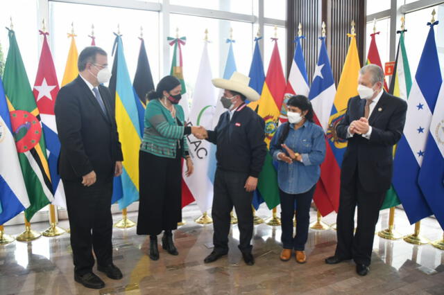 Pedro Castillo siendo recibido por autoridades mexicanas. A su lado, su esposa Lilia Paredes y el canciller Óscar Maúrtua. Foto: Cancillería