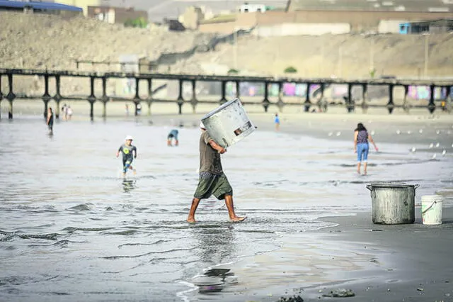 Muelle. Las familias que viven de la pesca y de ollas comunes ya no tienen cómo alimentarse. Foto: John Reyes/La República