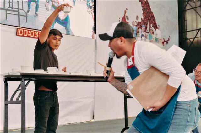 Barista Francisco García anuncia al ganador del Concurso de catadores de café 2022 en Ficafé. Foto: Difusión.