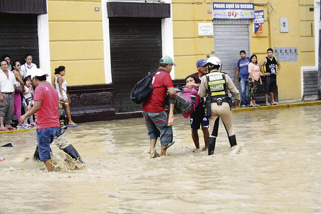 Río Piura sumergió a la población en el caos y el pánico