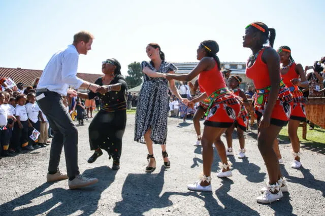 El príncipe Enrique y su esposa, Meghan, iniciaron este lunes una gira por África austral de diez días. Foto: AFP.