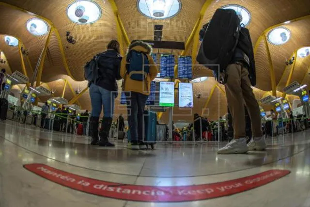 Viajeros por la T4 del Aeropuerto Adolfo Suárez Barajas en Madrid. Foto: EFE