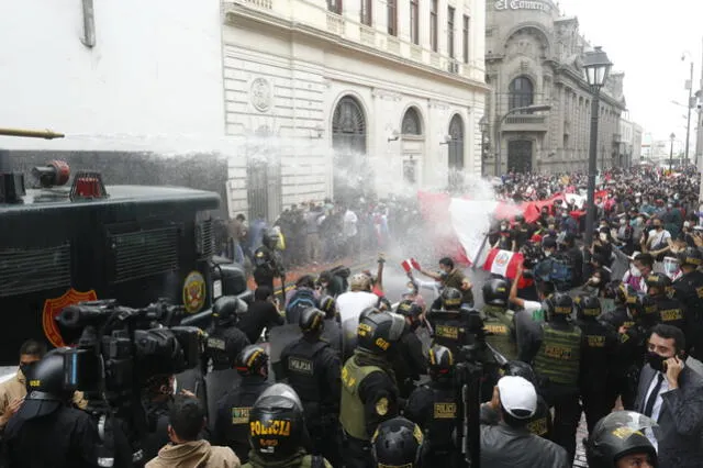 Agresiones a los manifestantes que expresan su rechazo a l golpe de Estado. Foto: Marco Cotrina/La República