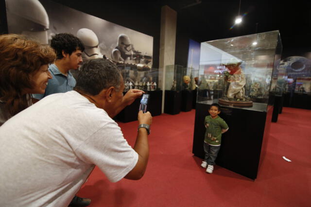Figuras de colección se exhiben en muestra de Star Wars 