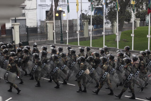 Agentes policiales en el Congreso. Foto: Aldair Mejía.
