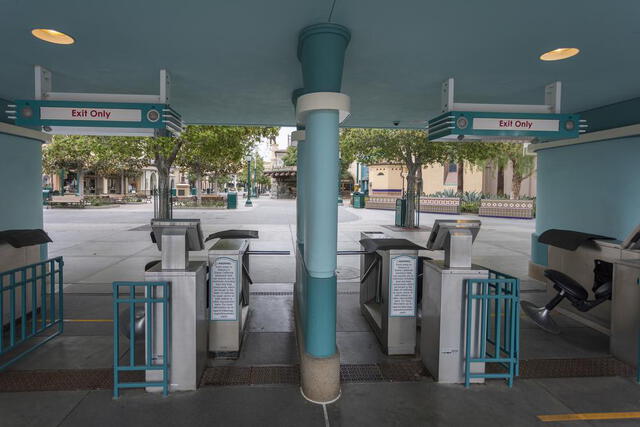 La boletería de Disneyland en California luce vacía.
