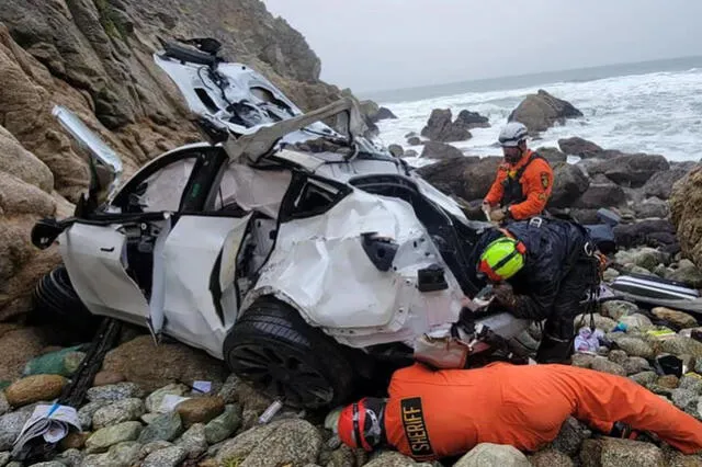 Los rescatistas se "sorprendieron" al ver que los pasajeros sobrevivieron a la caída de unos 76 metros. Foto: San Mateo County Sheriff's Offic