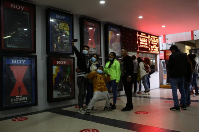 Una familia registra el feliz momento por retornar a una sala de cine. Foto: John Reyes