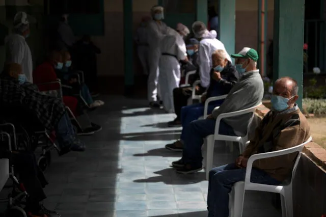 El Ministerio de Salud de Colombia recordó que aun es obligatorio el uso de mascarillas en tres causales: el transporte, en servicios médicos y en los hogares geriátricos. Foto: AFP