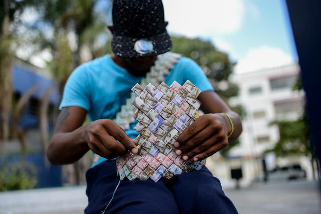 Billetes venezolanos quedaron para hacer manualidades callejeras [FOTOS] 