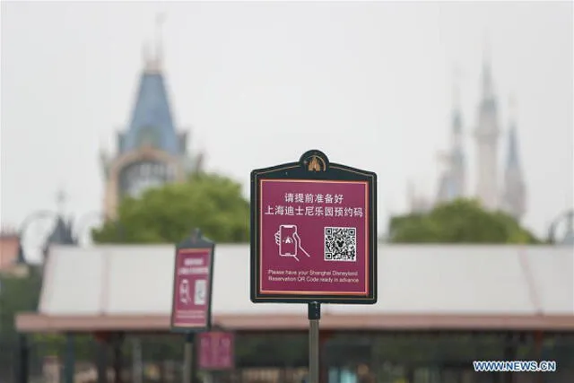 El aviso para recordarles a los turistas que deben tener el código QR de reserva listo por adelantado. Foto: Xinhua