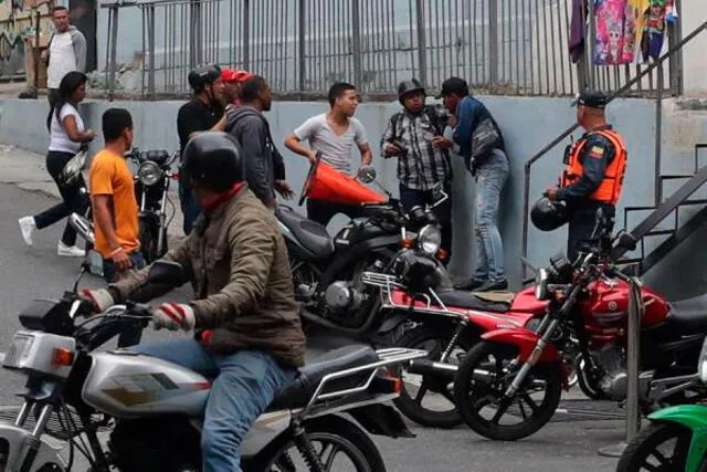 Como acostumbra, este miércoles los colectivos aparecieron en motos. Foto: EFE