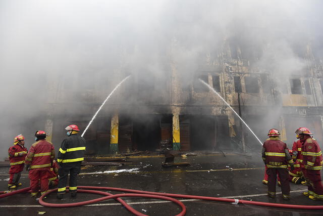 Bomberos logran ingresar a la galería Nicolini en busca de los desaparecidos [FOTOS]