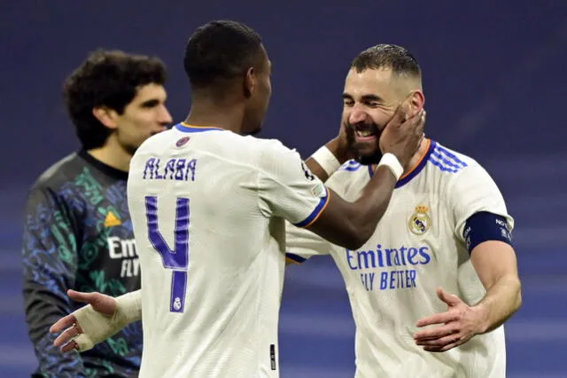 Alaba y Benzema celebrando en el Santiago Bernabéu. Los madridistas pasan a cuartos de final de la Champions League. Foto: AFP