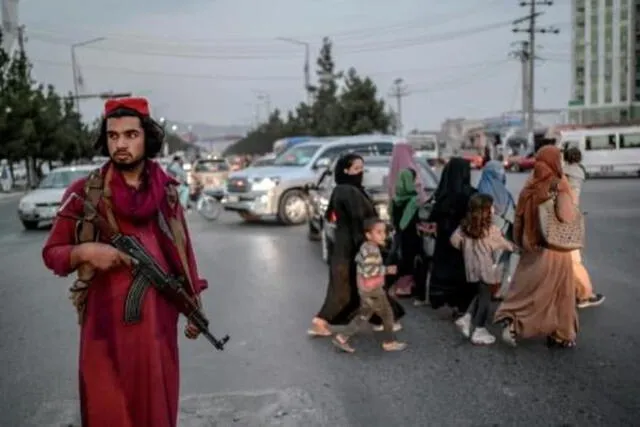 Afganistán talibanes impiden huida de ciudadanos por la frontera con Pakistán
