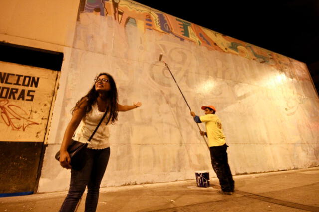 Momento en que personal de la MML borra mural de Elliot Túpac. Foto: La República